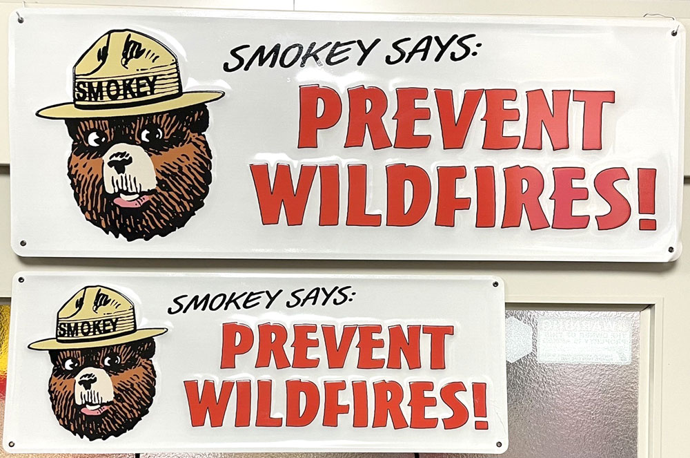 スモーキーベア エンボスサイン Lサイズ 看板 SMOKEY BEAR | 卸売