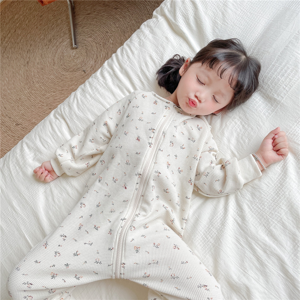 韓国子供服子供の連体服の新型の女性の赤ちゃんの花が子供の家庭服のパジャマ綿に登ります