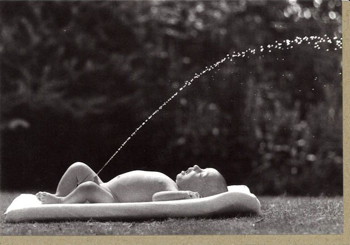 グリーティングカード 多目的 モノクロ写真「赤ちゃんのおしっこ」フォト 子ども