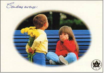 ポストカード カラー写真「花束をプレゼントする男の子と照れた女の子」郵便はがき