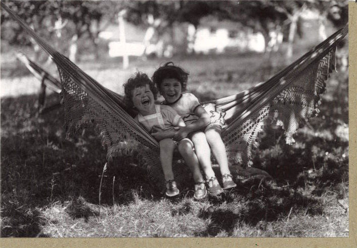 グリーティングカード 多目的 モノクロ写真「二人の子供」フォト 子ども