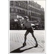 ポストカード モノクロ写真「花束を持ってスケートをする子ども」