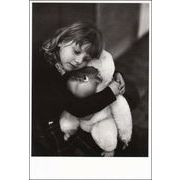ポストカード モノクロ写真「ゴリラのぬいぐるみを抱きしめる女の子」