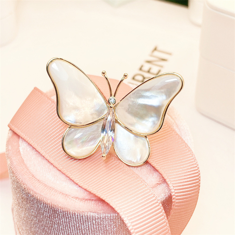 蝶のブローチ、蝶の飾り、パールバタフライブローチ、クリエイティブ