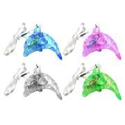 光るイルカペンダント