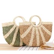 森系シンプルな手提げ草編みバッグ純色カジュアル手編みバッグ夏の砂浜で写真を撮る女性バッグ