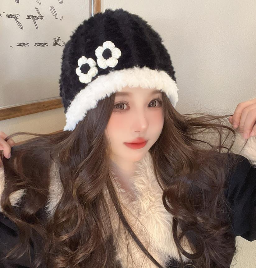 幾何学模様のニット帽 ポンポン付き