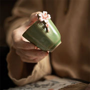 賞賛を受けるすごいですね 陶磁器杯 茶杯 茶の湯杯 個性 脚立杯 主人杯 手で花をつまむ 茶碗 カンフー茶器