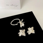 フラワーピアス　花指輪　メタルリング　デザイン　アクセサリー　レディース　韓国ファッション