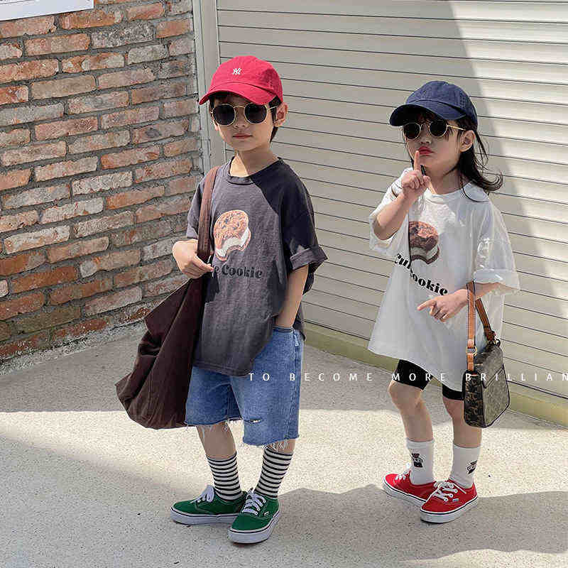 子供服、2024年夏の新しい子供用半袖、韓国のルーズな漫画のプリント、ビスケットのTシャツ