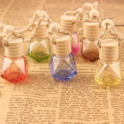 8MLダイヤモンド型の空のボトル、着色された香水瓶、着色されたガラス瓶、自動車用香水瓶ストラップ