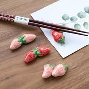 イチゴのフルーツ箸置き 陶磁器 日本風 家庭用 創造的 装飾品 小物 卓上飾り物 車載小物