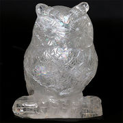 彫刻品 水晶 フクロウ彫り  ふくろう 梟 虹入り 置物 天然石