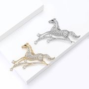 流星 馬のブローチ 男女兼用  動物 競馬 ラインストーン 馬ブローチ コサージュ ピン  馬のアクセサリー