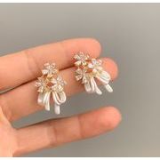クリスタルお花ピアス