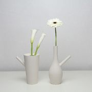 花びんのような、水差しのようなあいまいな花器”blur vase（ブラーベース）”