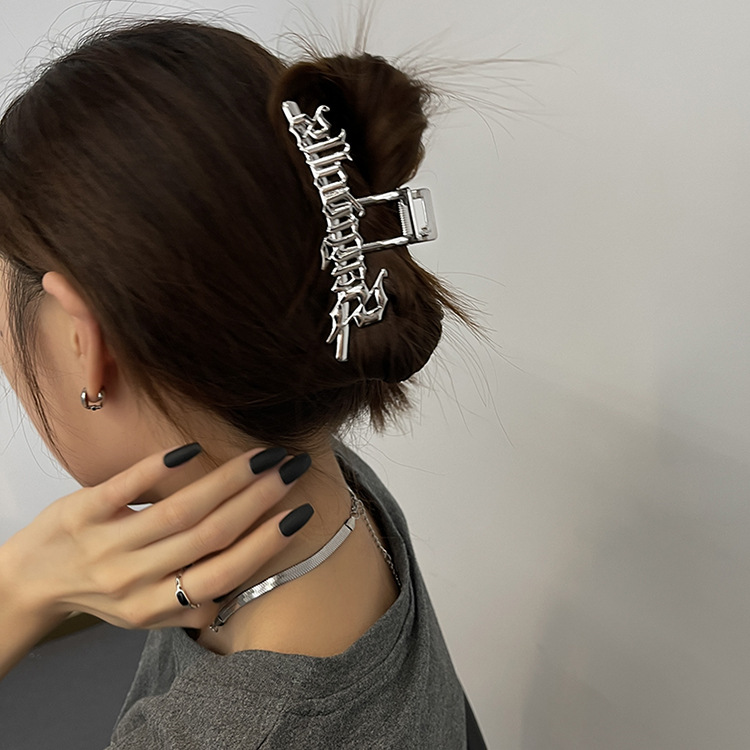 バンスクリップ　ヘアアクセサリー　金属　ヘアクリップ　髪飾り　アルファベット