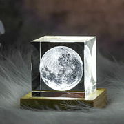 【在庫限り】置物 クリスタル 月 ムーン 台座付き LED レーザー 彫り 3D