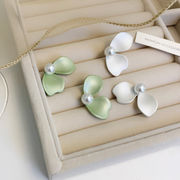 S925シルバーニードル気質香港スタイルのエレガントな花びらのイヤリングイン風真珠のイヤリング528