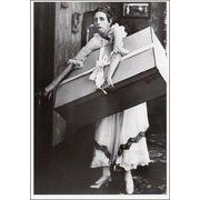 ポストカード モノクロ写真「大きな荷物を抱えた女性」