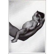 ポストカード モノクロ写真「赤ちゃんを抱える男性の腕」