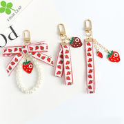 可愛いキーホルダー 刺繍 イチゴ バッグの装飾 バッグチャーム 真珠 おしゃれ かわいい 誕生日 プレゼント