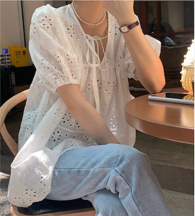 白いデザインの中空Vネックトップス女性の夏の甘いルーズ半袖シャツパフスリーブシャツ