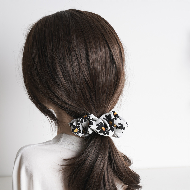 アクセントに【FARFOIS】お花のシュシュ 髪留め シュシュ ヘアゴム 高級感 髪飾り 花柄 ヘアアクセサリー 髪留め