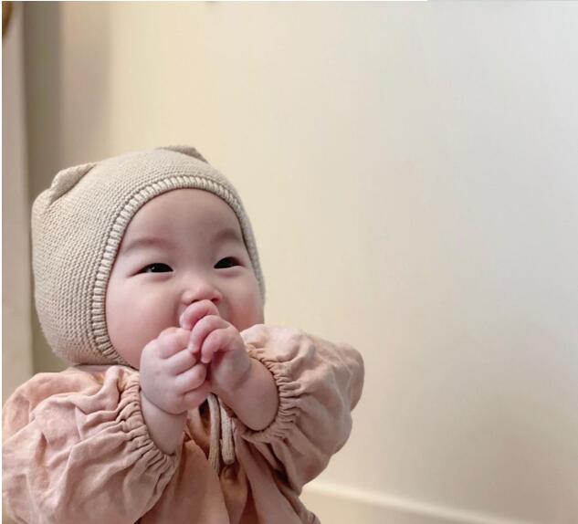 赤ちゃんの秋と冬のウールのキャップ、かわいい幼児の暖かい耳のキャップ、ストラップの帽子