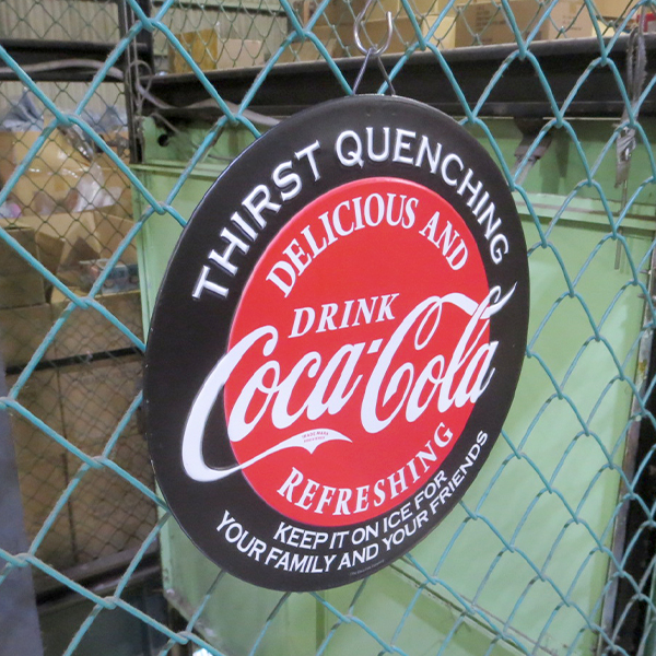 エンボス メタルサイン COCA COLA THIRST QUENCHING