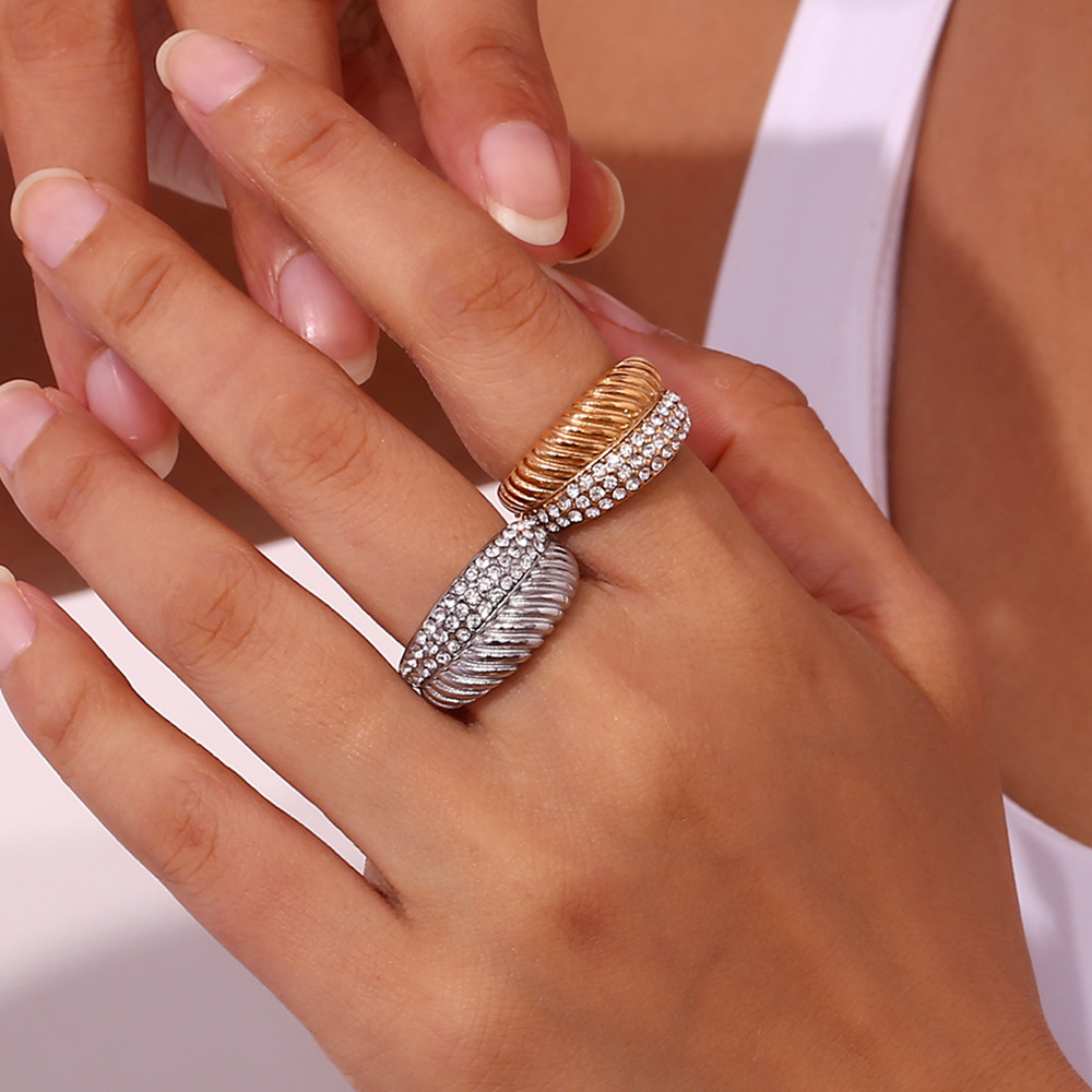 欧米 新作 ステンレス鋼メッキ 18K  二層ジルコニア 斜めストライプ 女性 太いリング 可愛い 人気の指輪