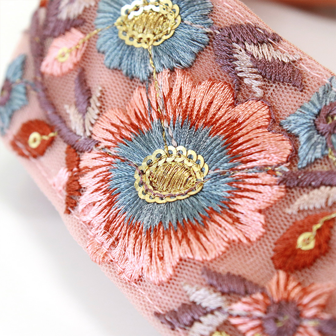 ヒロ様お取引中⭐3256⭐❣️大人可愛い華やかアクセ❣️オリジナル✴インド刺繍 インド刺繍リボン ツイストヘアバンド[花柄サリー ヘアアクセ