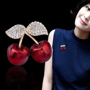 韓国風 かわいい さくらんぼ ブローチ 女性 ファッション ラインストーンコサージュ