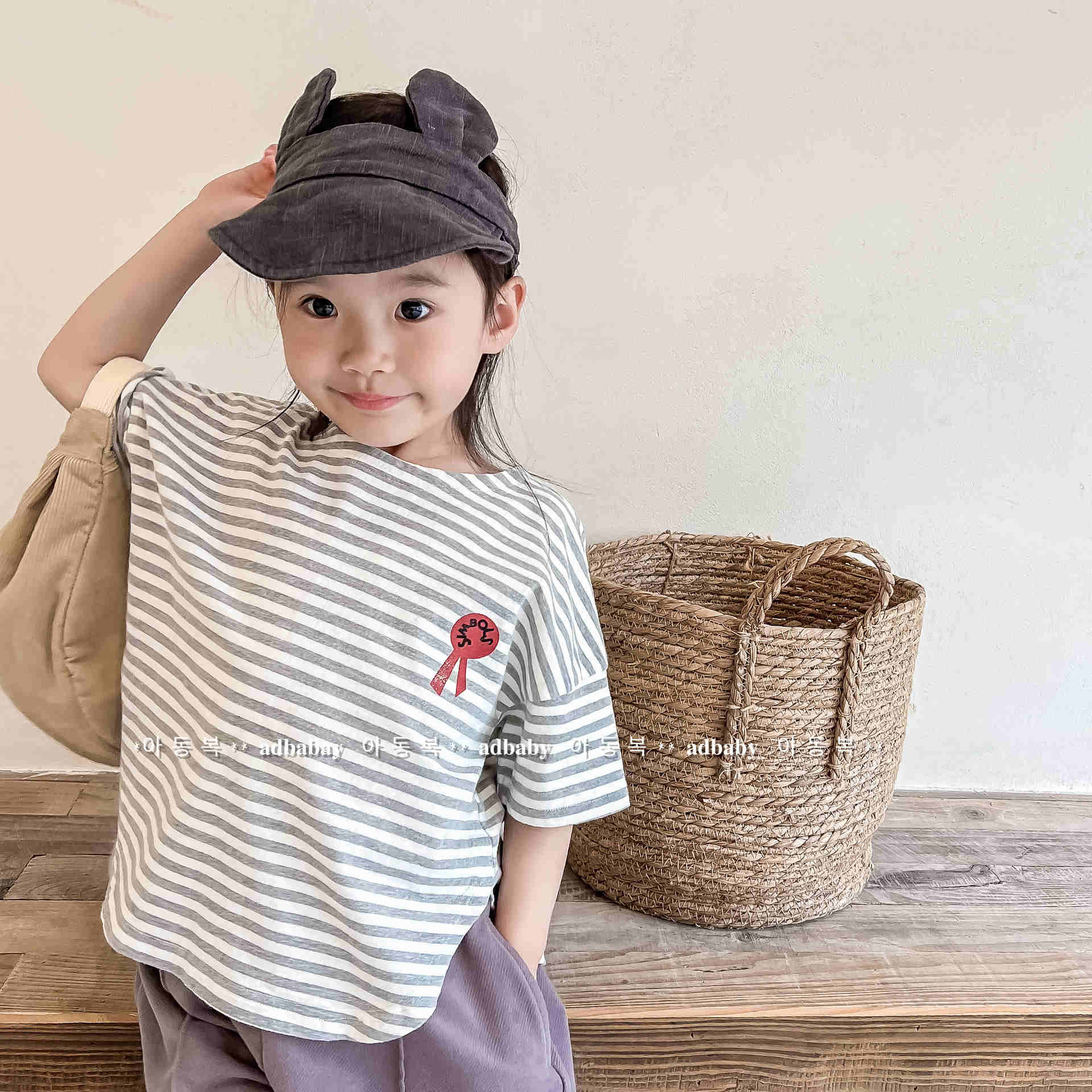2024年韓国の子供服、夏の子供用ストライプ半袖、Tシャツの女の子、男の子のボトミングシャツ