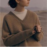 2024年秋冬韓国のシンプルなレトロなコーヒーカラーVネックプルオーバーセーター厚いセーターの女性