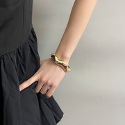 【プチプラ】金アレ対応☆欧米風ジオメトリック波型マット レディース 軽ラグジュアリー 手首アクセ