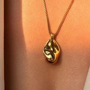 欧米の人気 アクセサリー メタル 風 歪な ペンダント ステンレス鋼 18Kメッキ 女性のネックレス