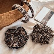 ヒョウ柄カチューシャ　シュシュ　ヘアアクセサリー　レディース　デザイン　韓国風　髪飾り