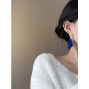 店長推薦 深みのあるブルーの不規則なシルエットが目を引くピアス 2026年新作デザインで