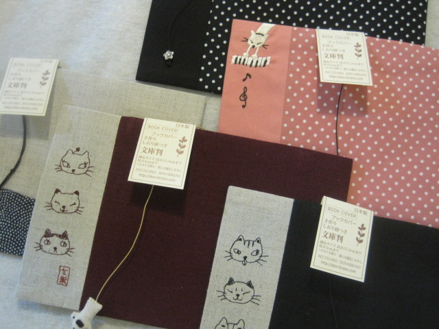 この春の一押し 猫のブックカバー 日本製 新書 四六判追加 雑貨 有限会社 アニマルストアー 問屋 仕入れ 卸 卸売の専門 仕入れならnetsea
