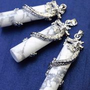 ペンダントトップ　ハウライト　マグネサイト　白　ホワイト　龍　ドラゴン　チャーム　浄化　品番：10385