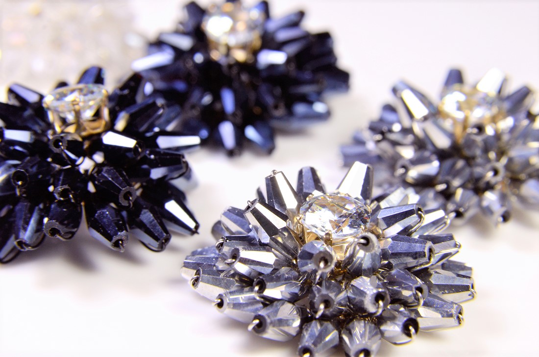 【トレンドパーツ デコパーツ】一個一個手作り ガラスストーンの編みフラワー（立体）