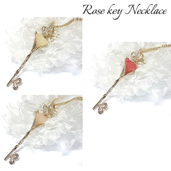 薔薇が入ったロマンティックな鍵のネックレス