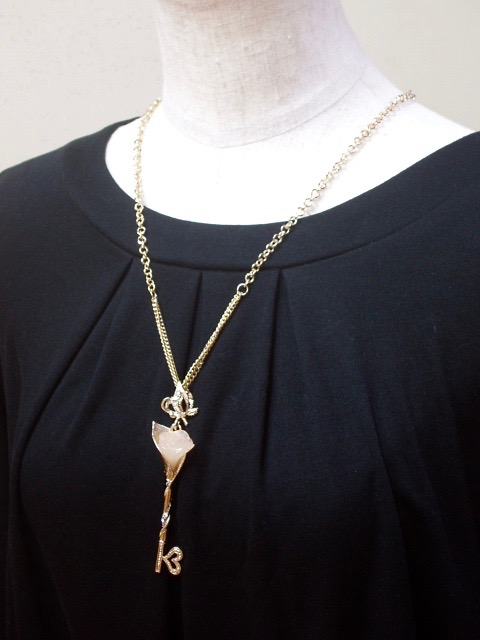 シルバー調 鍵とバラのネックレス シルバー調 鍵とバラのネックレス 薔薇が入ったロマンティックな鍵の