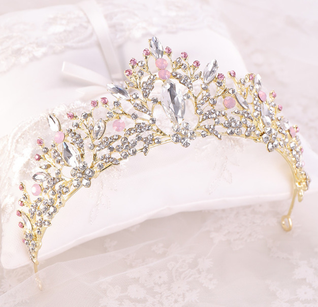 王冠・結婚式・花嫁定番・髪飾り・ヘアアクセサリー・ヘアピン・ウェディングティアラ 写真