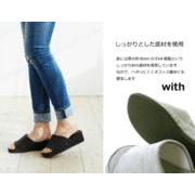 女性の足にfit withウィズヒールスリッパ