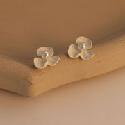 白い花びらパールスタッドピアス   シンプルなレトロなイヤリング レディースファッションイヤリング