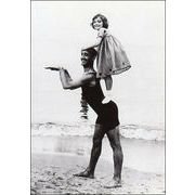 ポストカード モノクロ写真「リゾートの海辺で楽しむ男性と女の子」