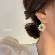 シルバーニードルフラワーリースダイヤモンドハートレターピアス