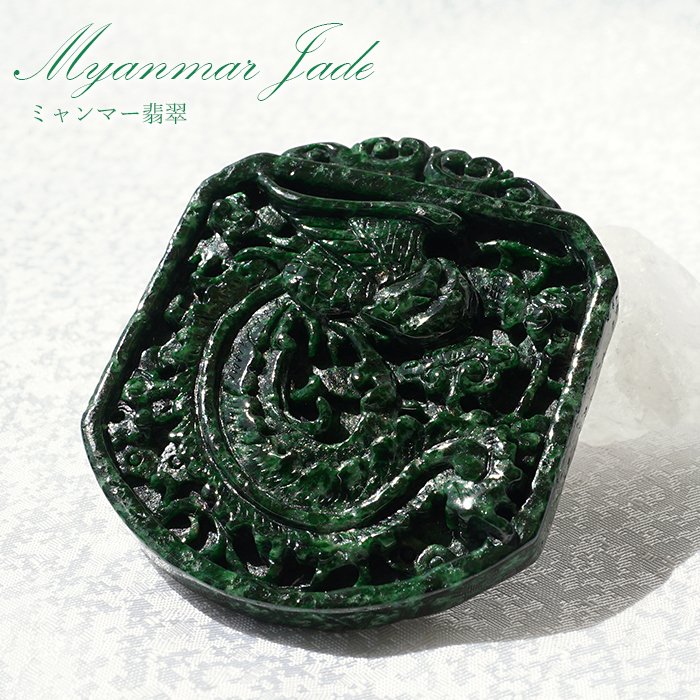 希少　Pt900 刻印　翡翠 ？花彫刻 ペンダント 美品 K18刻印あり翡翠と金の花彫刻ペンダントトップ K18 18金 翡翠 ヒスイ